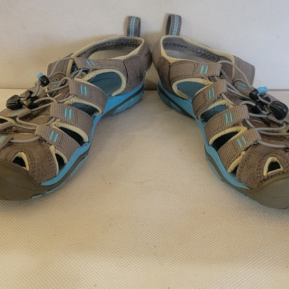 KEEN CLEARWATER CNX WATERPROOF SHOES (sz 7.5) - Picture 4 of 5
